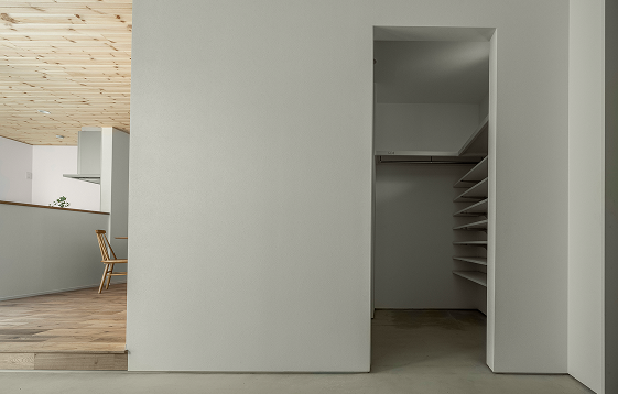 コンパクトでも豊かに暮らすガレージのある平屋