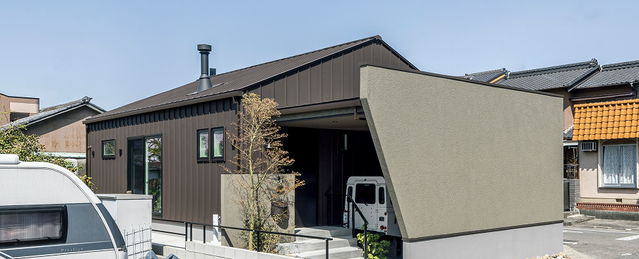 コンパクトでも豊かに暮らすガレージのある平屋