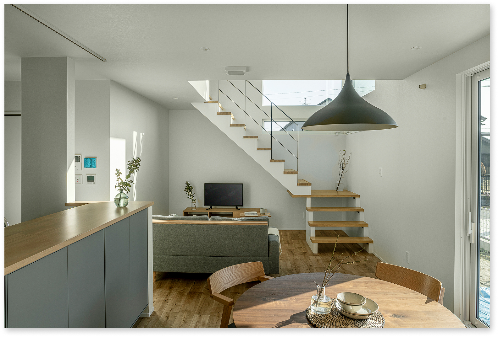 ｜稲沢市｜空へひらく階段窓のWBの家