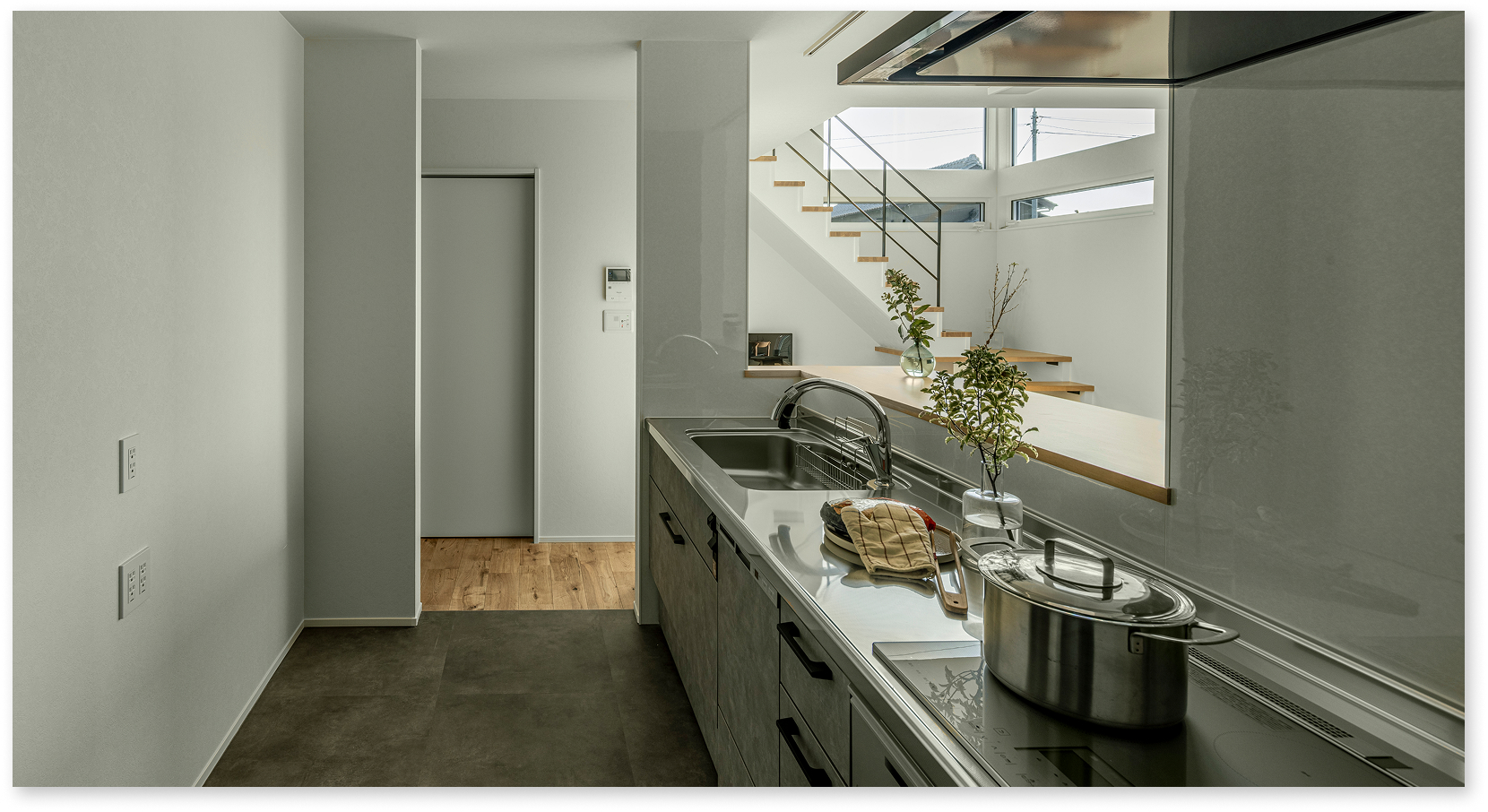 ｜稲沢市｜空へひらく階段窓のWBの家