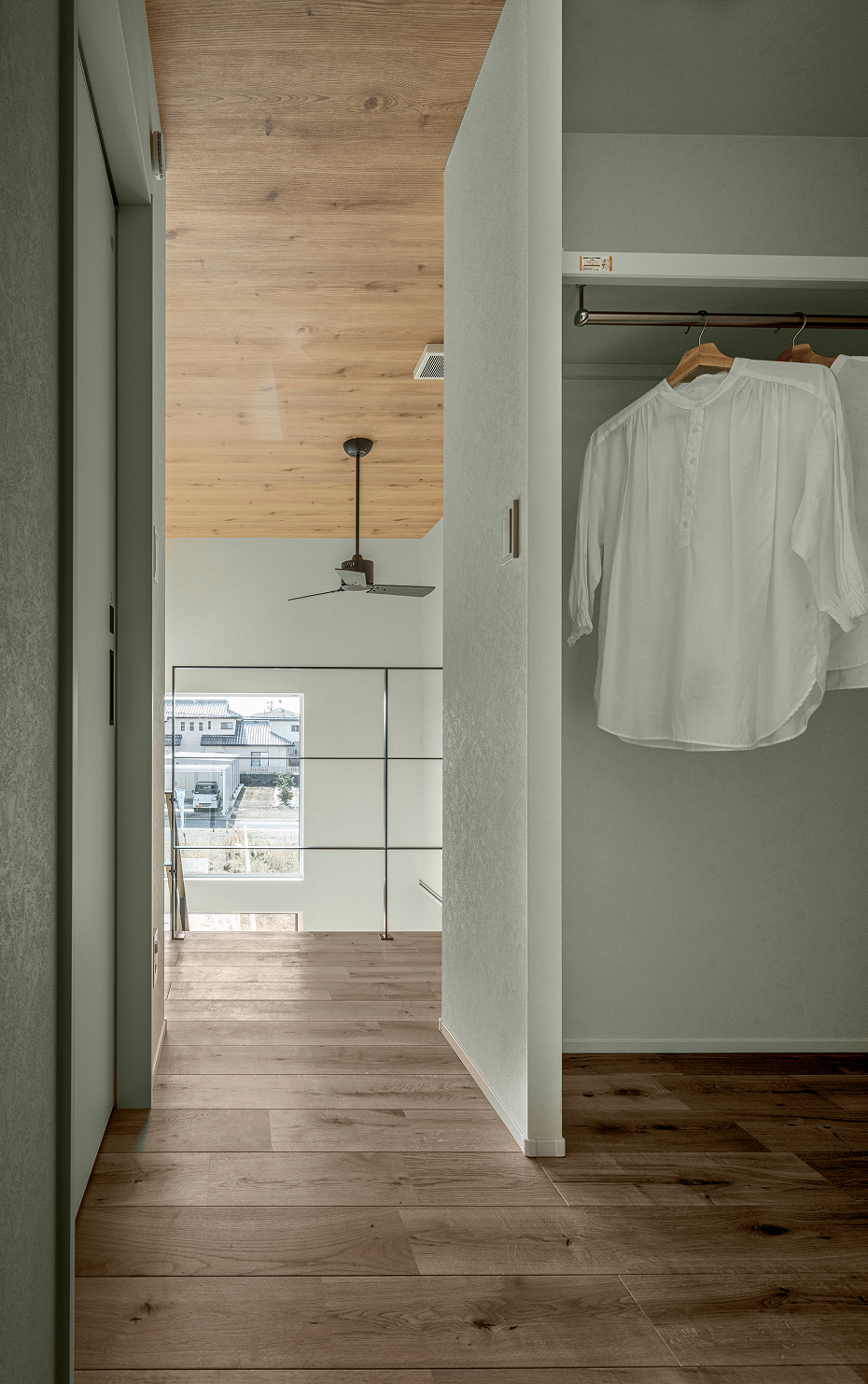 ｜稲沢市｜空へひらく階段窓のWBの家