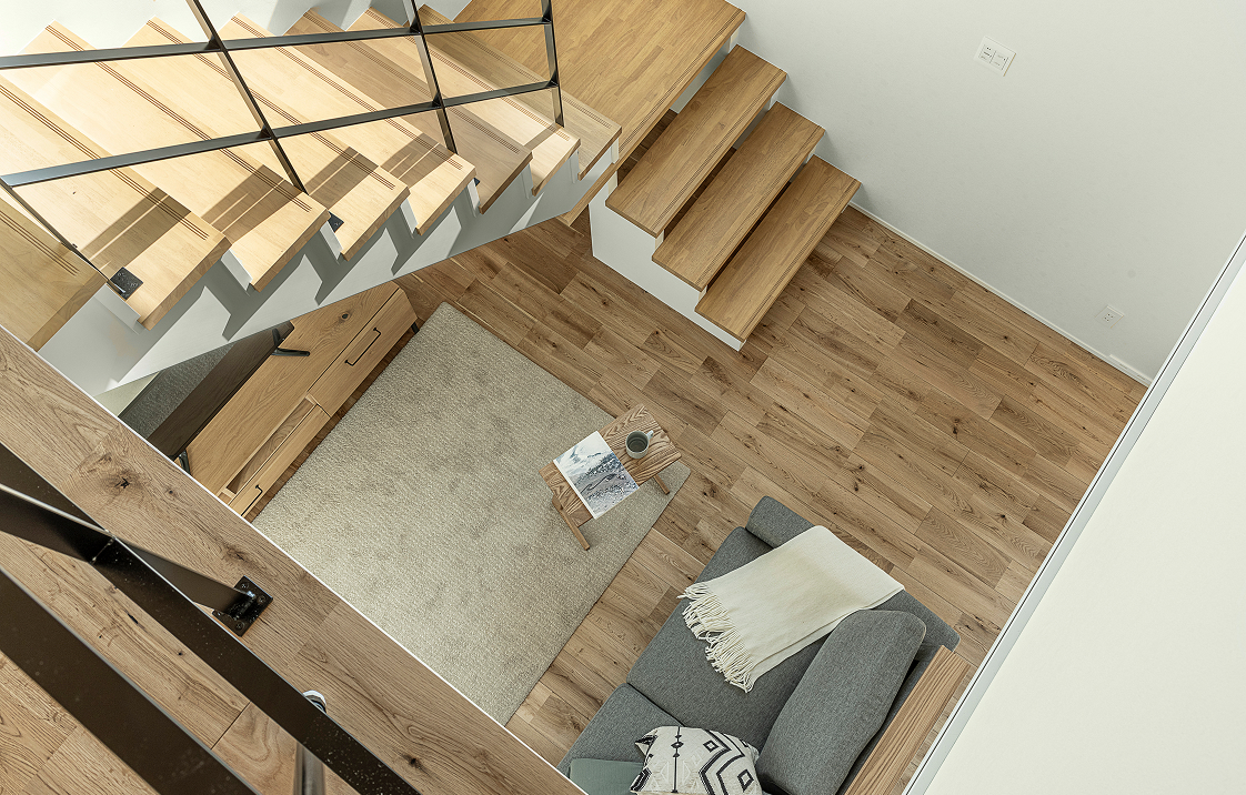 ｜稲沢市｜空へひらく階段窓のWBの家